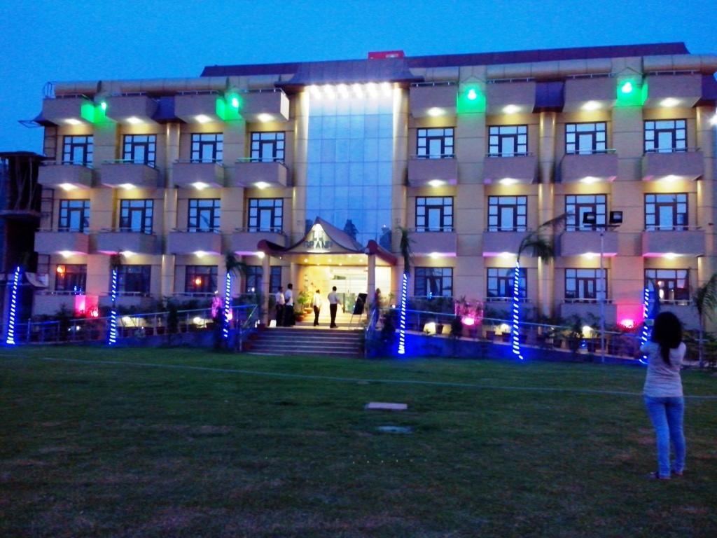 Le Grand Regency Hotel Greater Noida Bagian luar foto